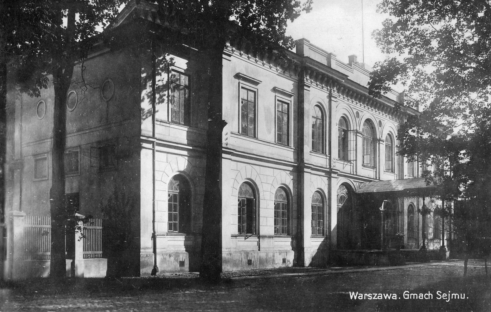 Gmach Sejmu i Senatu Rzeczypospolitej przy ulicy Wiejskiej w Warszawie na archiwalnej fotografii sprzed 1928 roku.