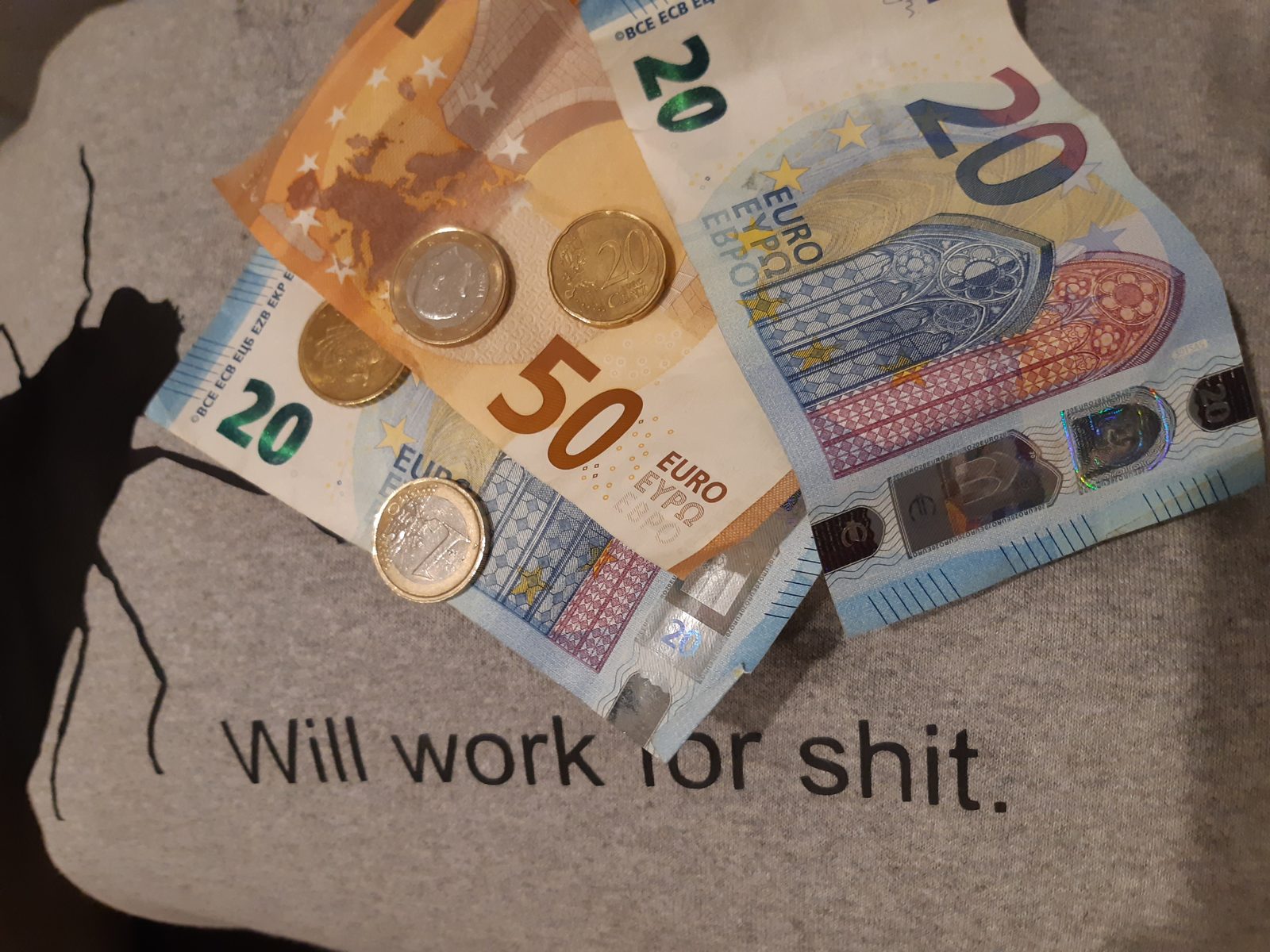 Rozłożone banknoty euro — środki publiczne, z których finansowany jest Krajowy Plan Odbudowy.