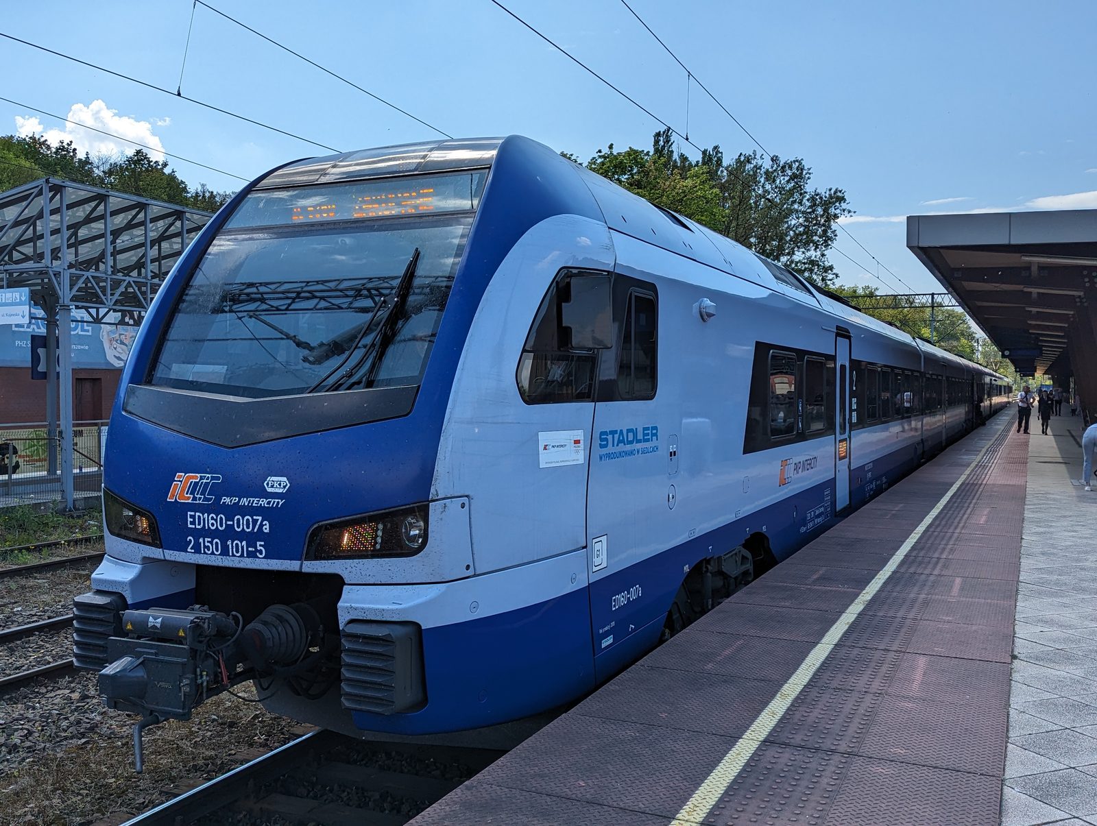 Elektryczny zespół trakcyjny ED160 PKP Intercity stojący przy peronie dworca Toruń Główny.